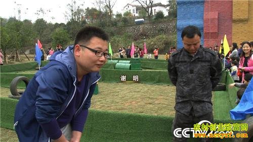 致富经:他花样养花猪好赚钱