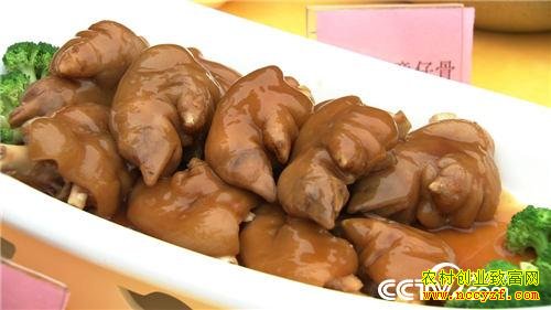 致富经:他花样养花猪好赚钱