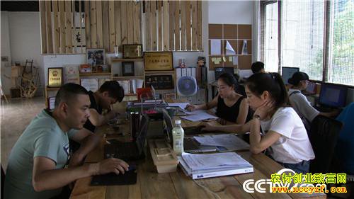 Ů�������������ﱳ��ĲƸ�